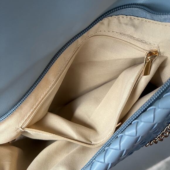 EMA Forever light blue wicker patterned clutch / crossbody magnet zipper closure - Picture 4 of 7